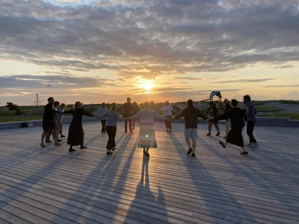 230725 Dans på stranden MONNIM