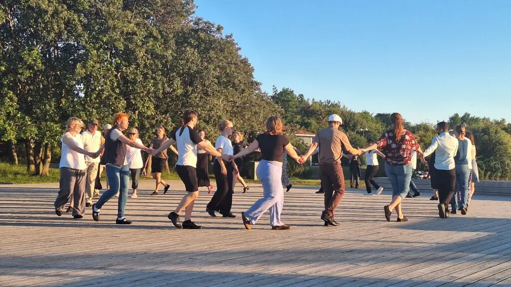 Kopia av 240625 Dans på stranden MADNYD (13)